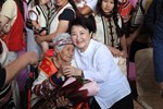 市長與和平區模範母親合影1