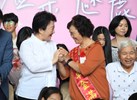 市長與模範母親互動