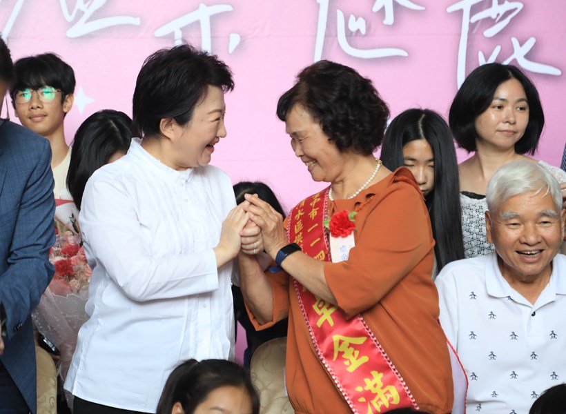 市長與模範母親互動