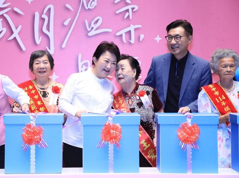 市長盧秀燕與模範母親互動