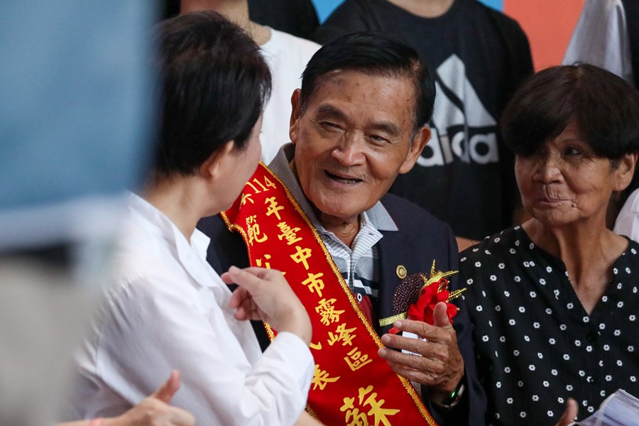 盧市長與模範父親們合影-4