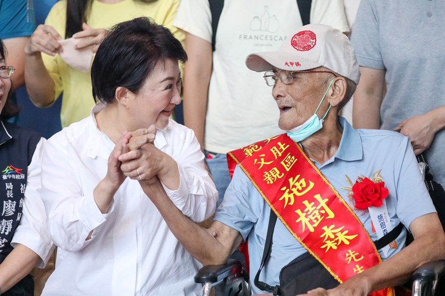 盧市長與模範父親們合影-5