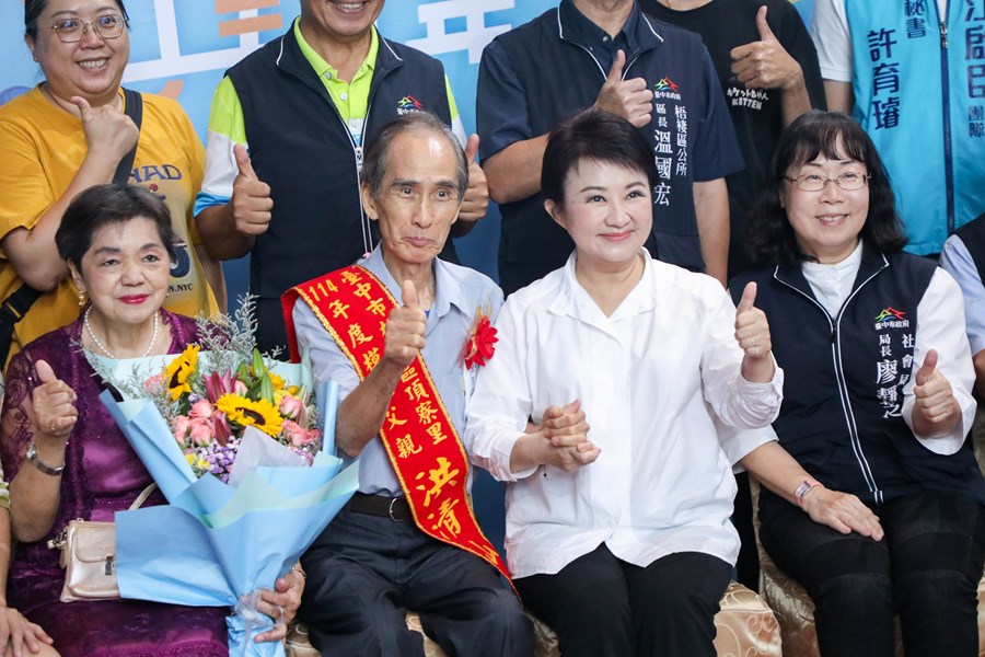 盧市長與模範父親們合影-6