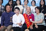 盧市長與模範父親們合影-7