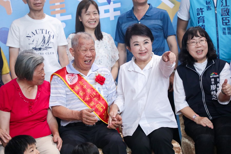 盧市長與模範父親們合影-3