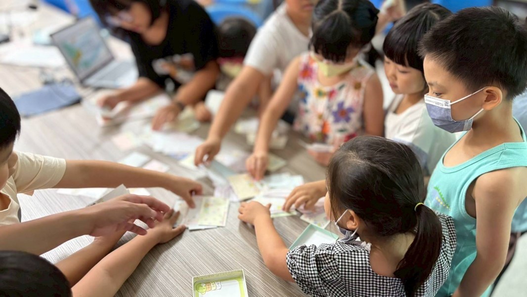 透過遊戲卡-提升學習力-溝通力-創造力及理財力
