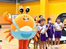 學童與清水親子館吉祥物蟹寶合照_0