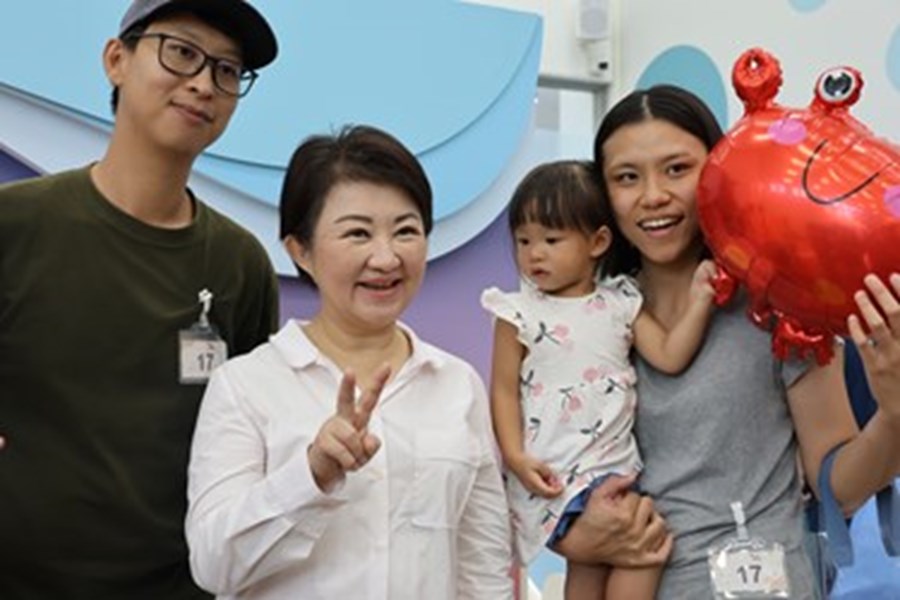 盧市長與親子合照_0