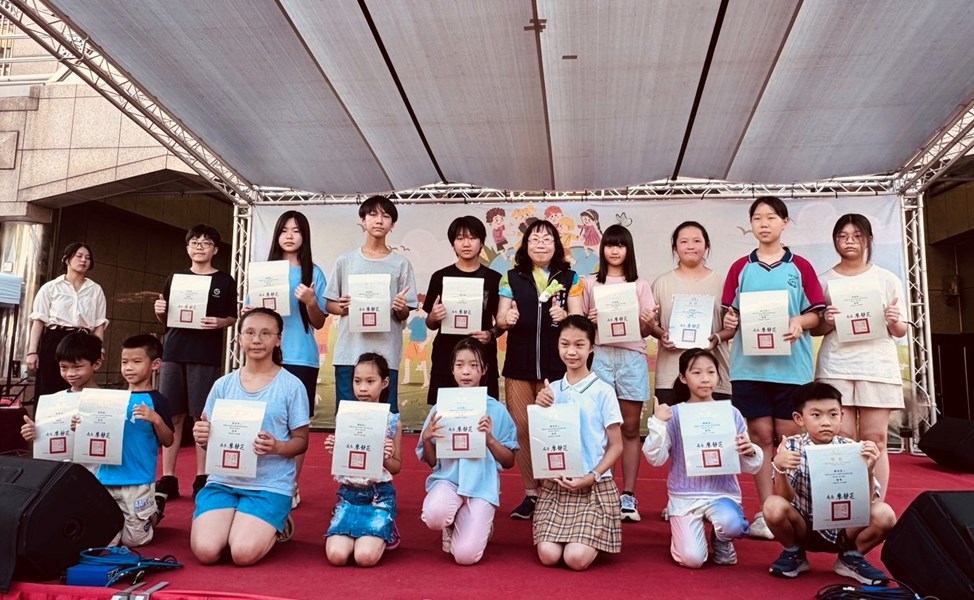 頒發創意著色競賽得獎者獎狀