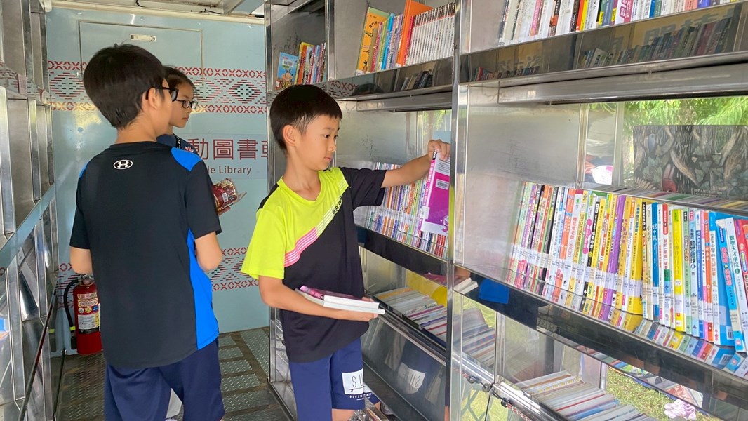 行動圖書車開進野餐日場地