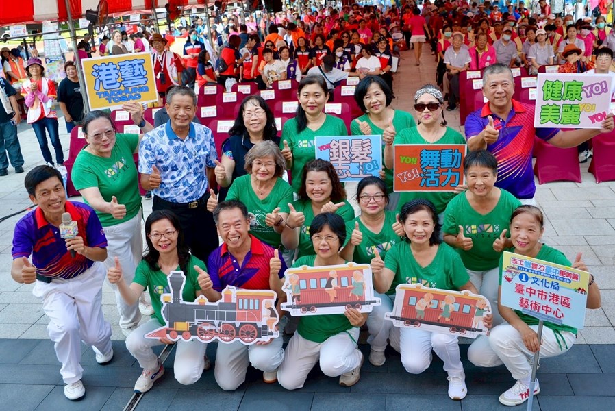 廖局長與志工夥伴合照1