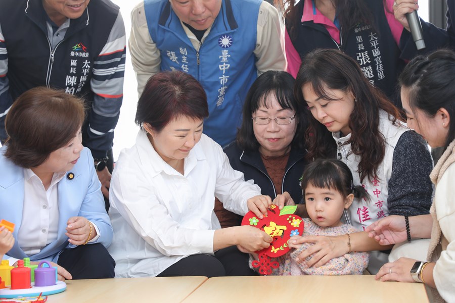 盧市長與孩子互動