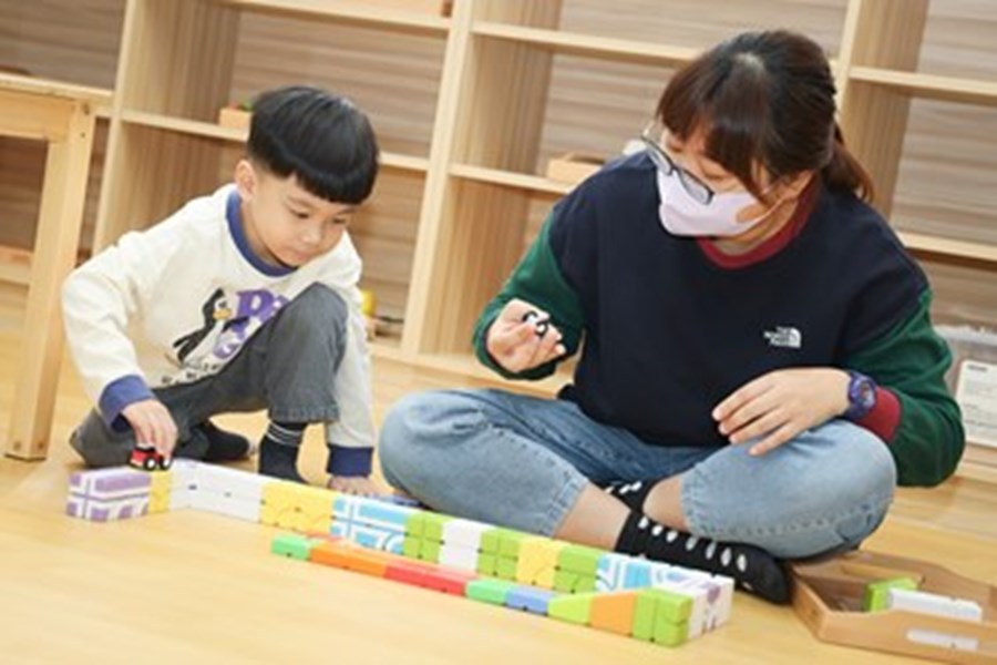 面對氣候炎熱或雨天時幼兒無法前往戶外-親子館成為家長的重要依靠