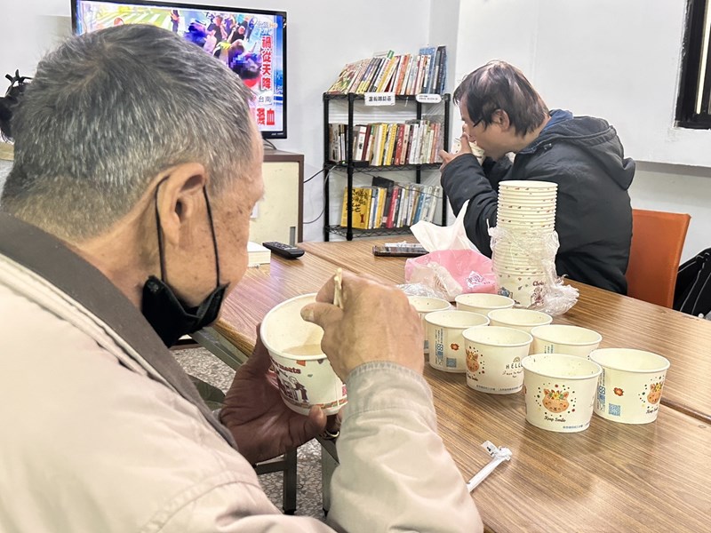 街友在避寒處所享用熱湯