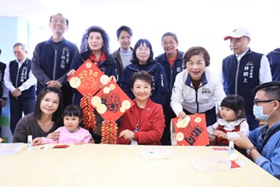 市長盧秀燕現場與親子們共同繪製春聯-慶祝台中市-區區親子館-政策再達新里程碑