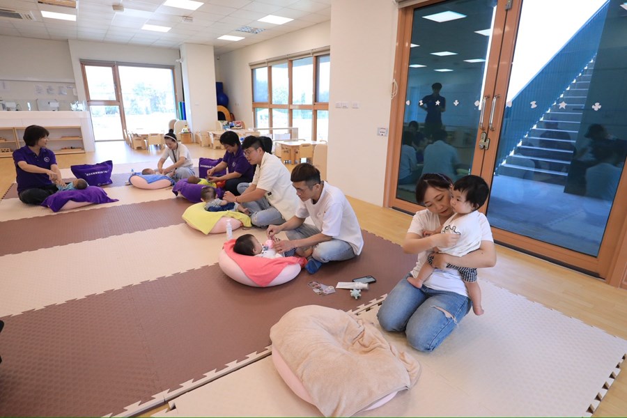 新手家長們學習幫嬰幼兒寶寶按摩