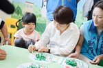 盧市長與親子一同繪製吉祥物-蔥天炮-現場氣氛熱鬧