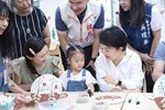 市長與小朋友一起做花生殼黏土