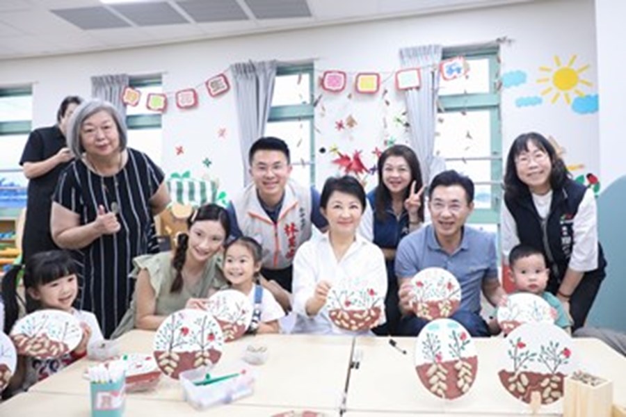 盧市長-江副院長與小朋友們一起秀出作品