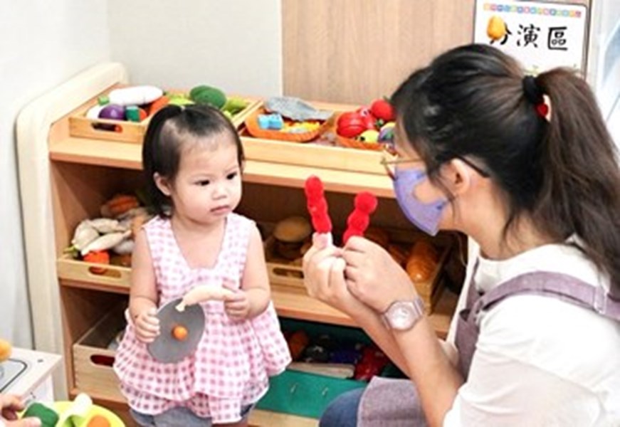 托育人員與幼兒