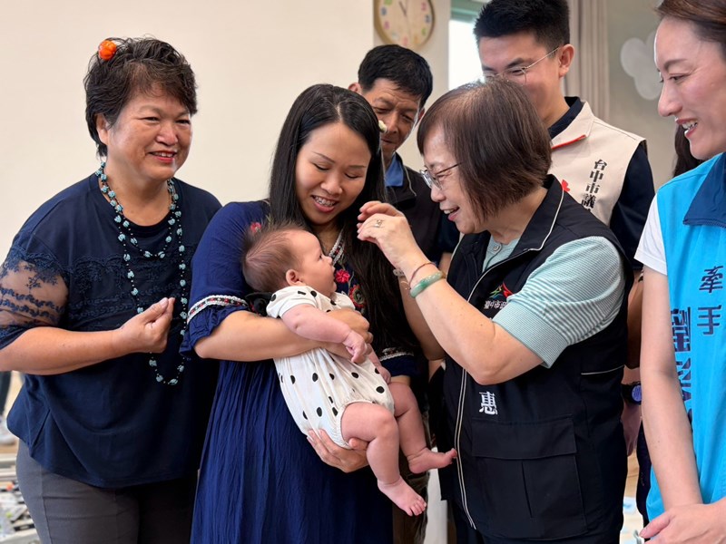 賴副市長與幼兒互動1
