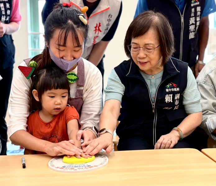 賴副市長與幼兒互動2