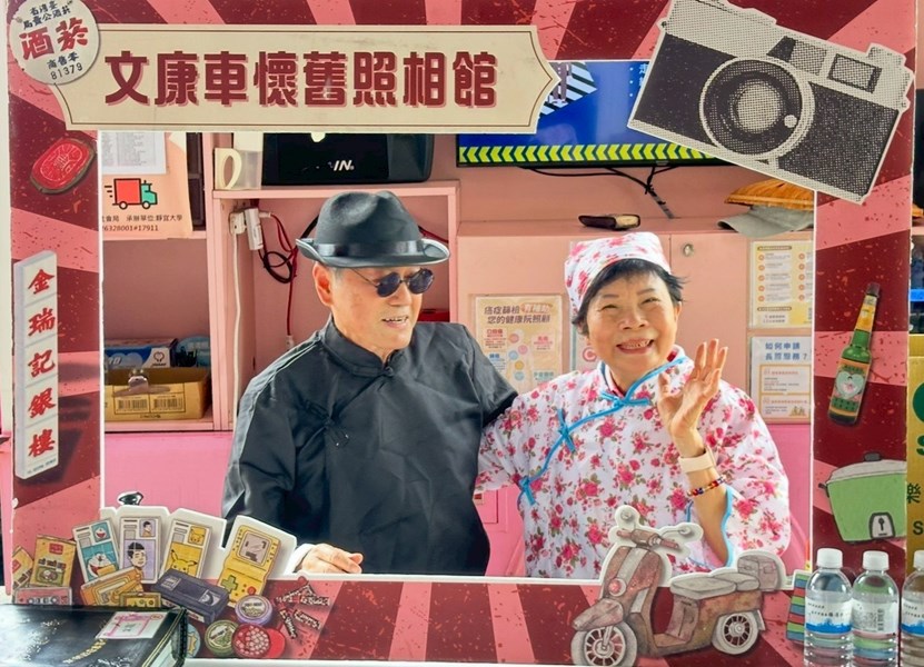長輩身穿復古服飾開心合影2