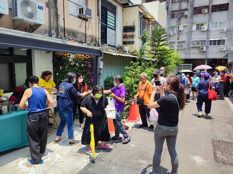 幸福食府計畫每週三提供弱勢民眾30份現做便當