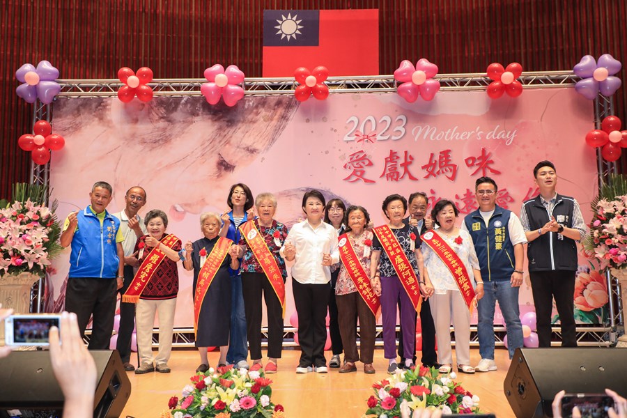 中市府表揚中市模範母親-盧市長-看見媽媽們的奉獻與偉大