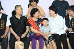盧市長與模範母親互動