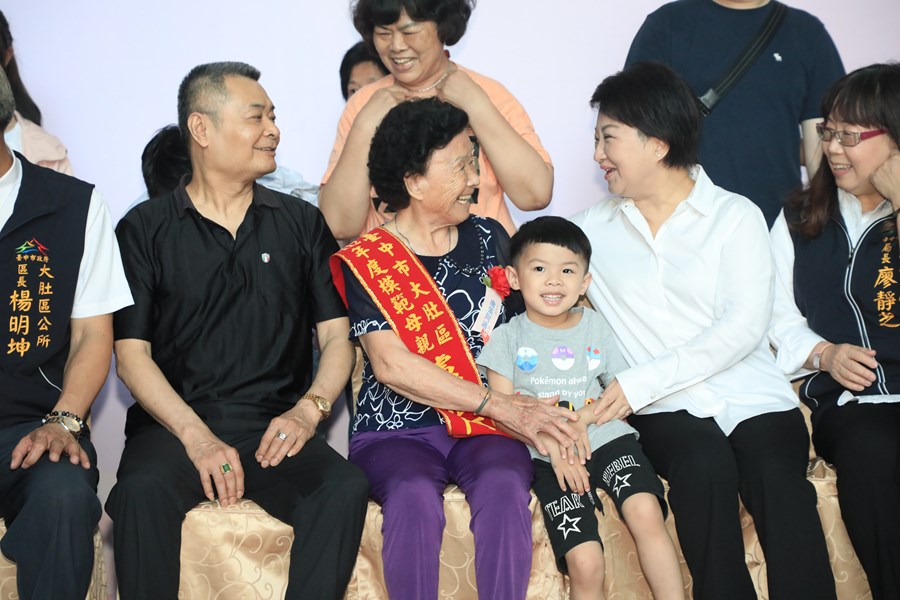 盧市長與模範母親互動