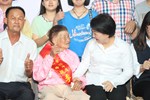 盧市長與模範母親合影
