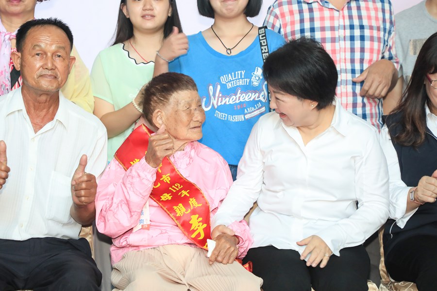 盧市長與模範母親合影