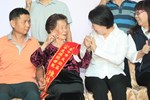 盧市長與模範母親互動-2