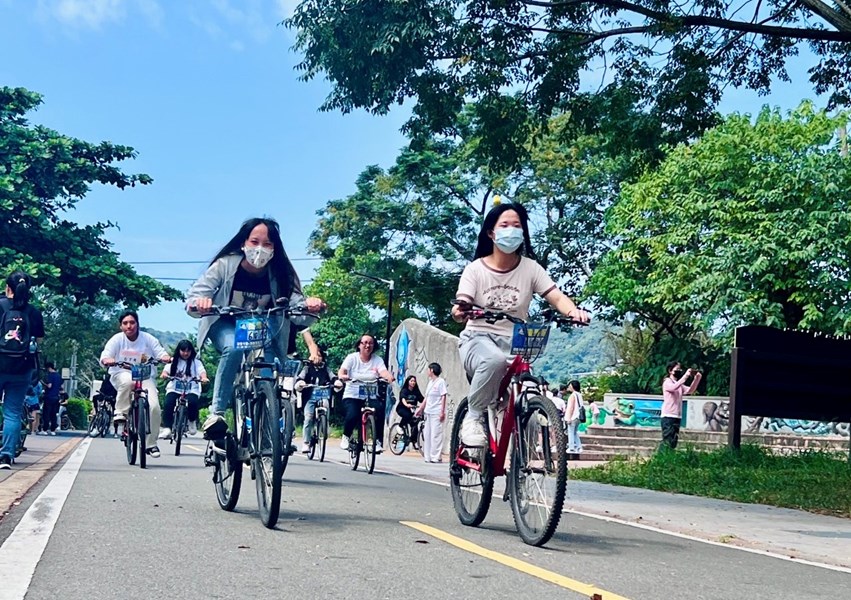 女孩騎單車